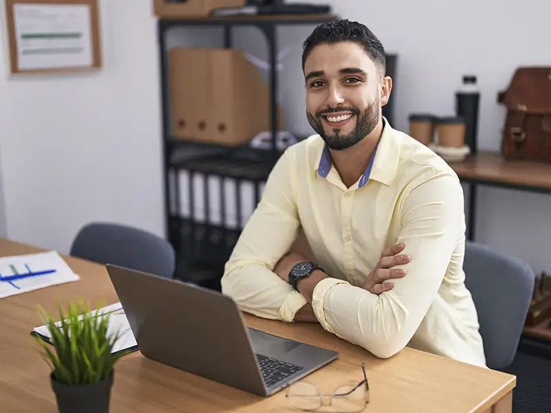 empresário aliviado ao ver a automação dos processos da empresa